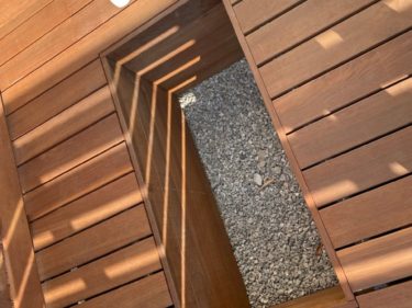 ウッドデッキの中に大きな穴を開けて植物を植えられるようにしてある画像