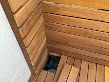 ウッドデッキの端に点検口がついている