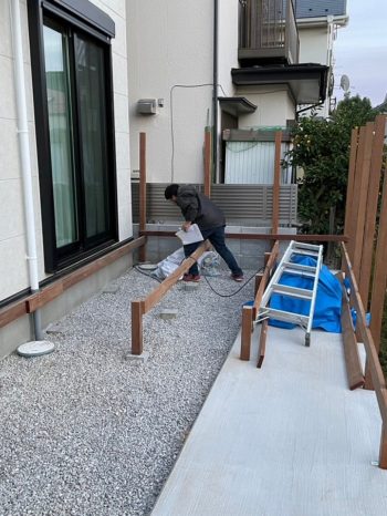 ウッドデッキの足場を施工中の画像