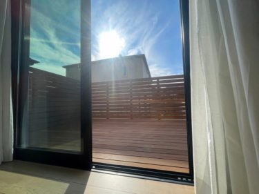 リビングからウッドデッキを見た画像