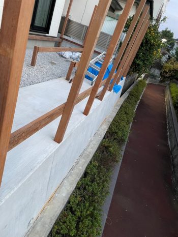 ウッドフェンス施工中の画像