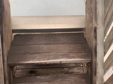 痛んでいる木の階段の画像