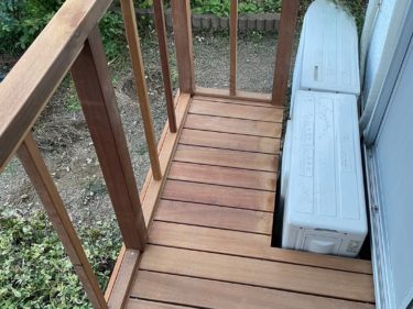 室外機にかからないようなウッドデッキ