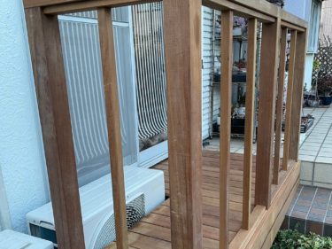 コンパクトなウッドデッキ