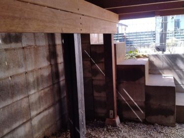 ウッドデッキの下、足場の画像