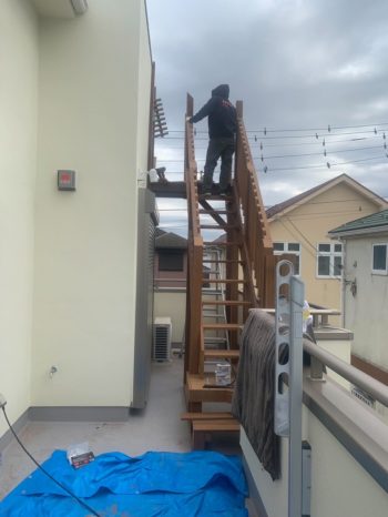 ハードウッドの外階段の施工中の画像