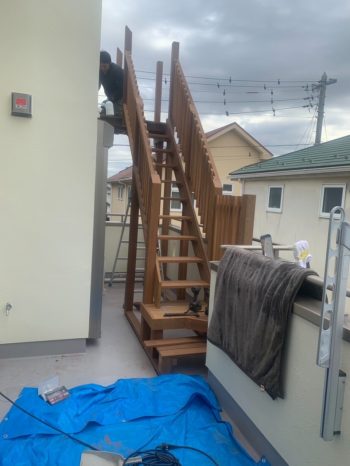 ハードウッドの外階段設置中の画像