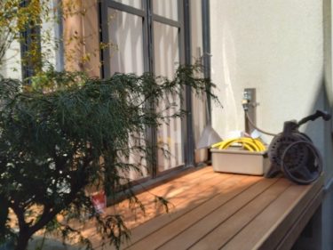 サンルームの周りを囲ったウリンウッドデッキの画像