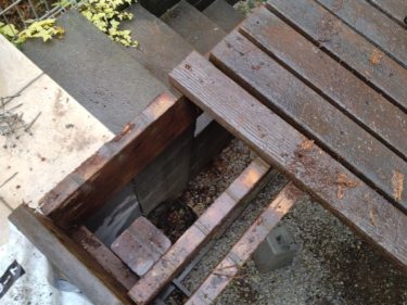 針葉樹ウッドデッキが腐っている画像