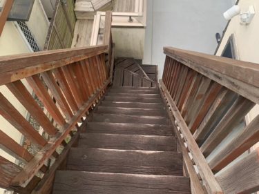 急な階段の画像