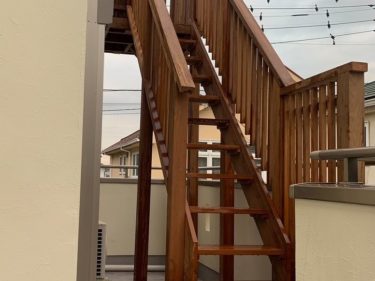 ハードウッドの外階段の画像