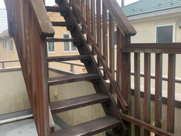 痛んでいる木の階段の画像