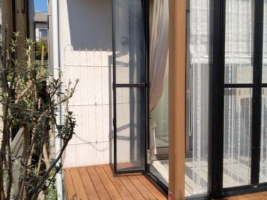 サンルームの周りを囲ったウリンウッドデッキの画像