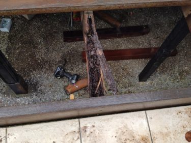 針葉樹ウッドデッキが腐っている画像