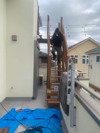 ハードウッドの外階段施工中の画像