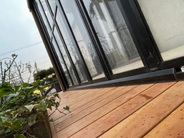 サンルームの周りを囲ったウリンウッドデッキの画像