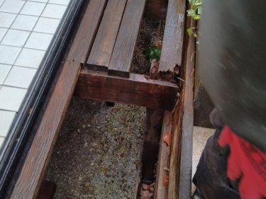 針葉樹ウッドデッキが腐っている画像