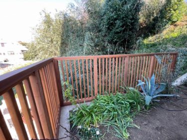 L字のウッドフェンスの写真