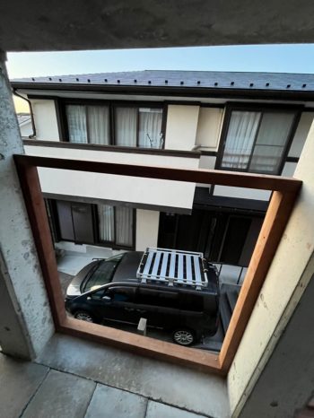 四角のウッドフェンスの枠組みの写真