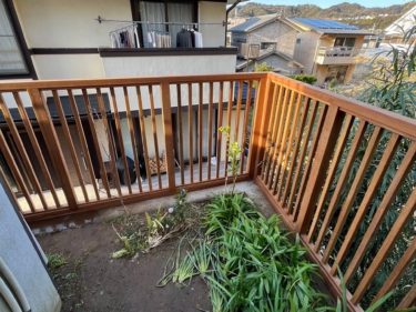 L字のウッドフェンスの写真