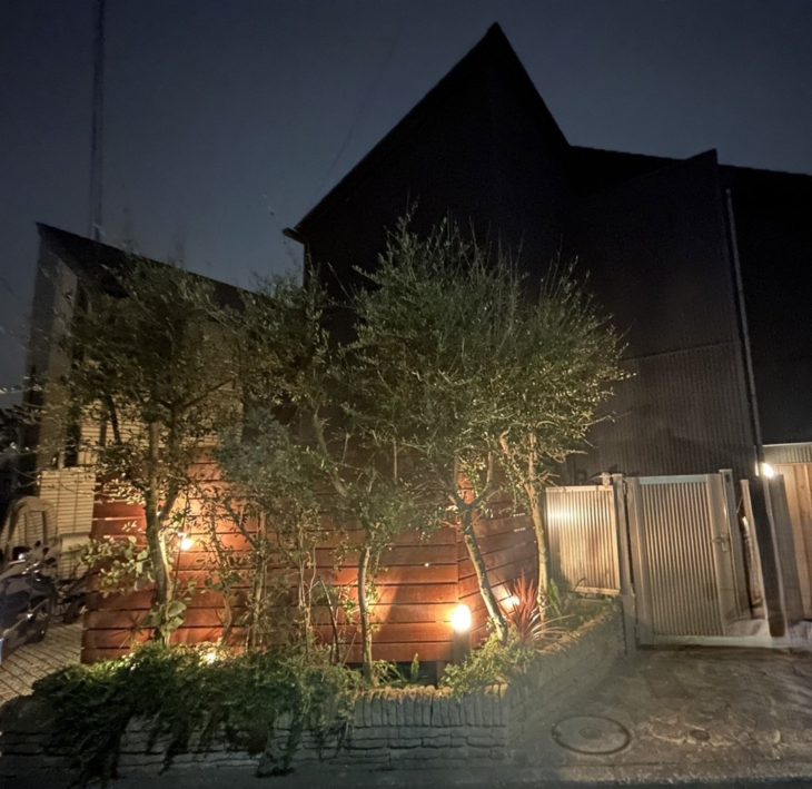 夜のウッドフェンス　ライトで照らされている