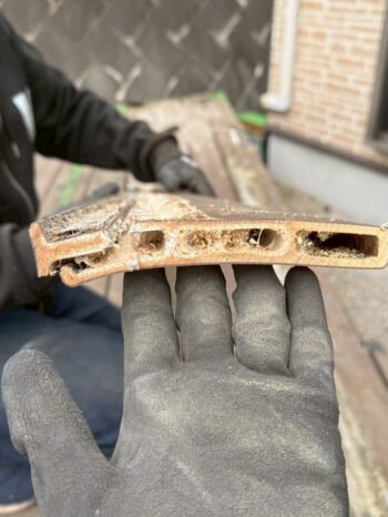 腐食した人工木デッキの断面