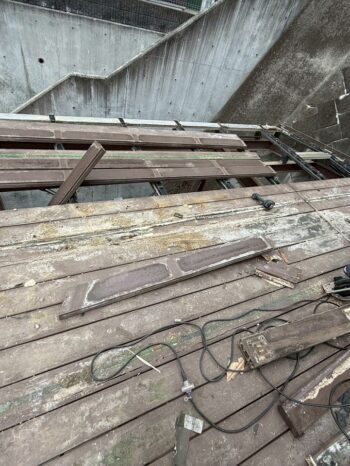 腐食した人工木ウッドデッキ