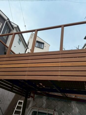 ウッドデッキ施工中