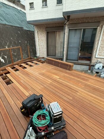 ウッドデッキ施工中