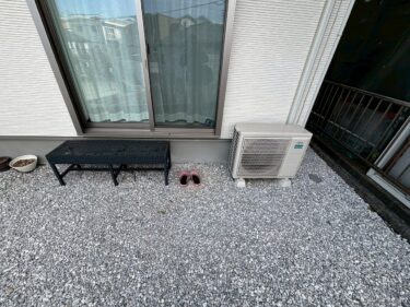 黒い台　室外機