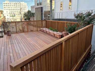 腐食した駐車場上ハイデッキを一新　雨水対策も考えたウッドデッキリフォーム