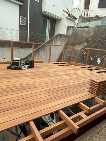 ウッドデッキ施工中