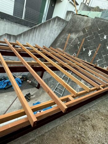 ウッドデッキ施工中