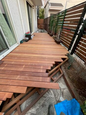 ウッドデッキ施工中