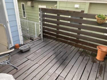 腐食したウッドデッキ