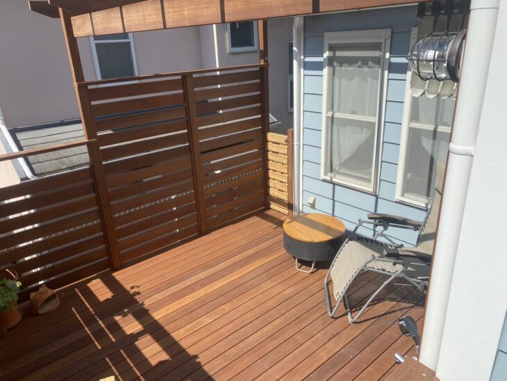 築20年のウッドデッキを快適にリフォーム。フェンスと日よけでプライベート空間に