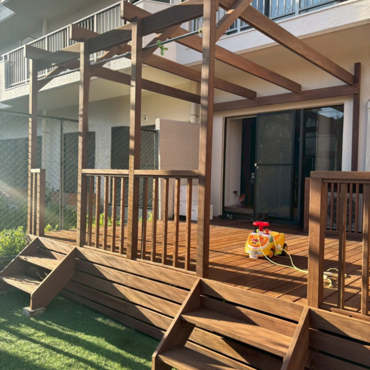 広いお庭を活かして“使える空間”に。人工芝と共存するマンションウッドデッキリフォーム