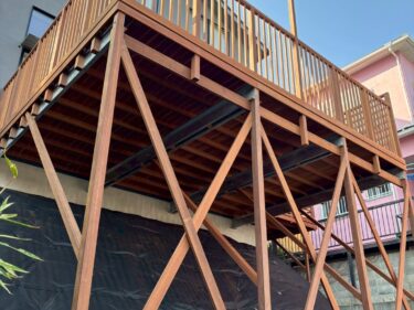 傾斜地を活かし、眺望と開放感を手に入れたハイデッキ施工