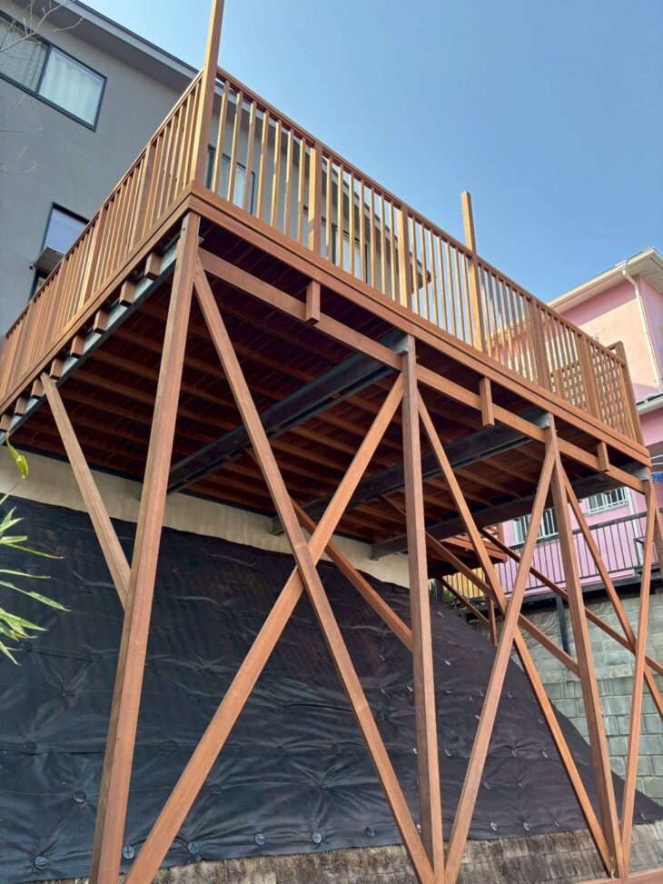 傾斜地を活かし、眺望と開放感を手に入れたハイデッキ施工