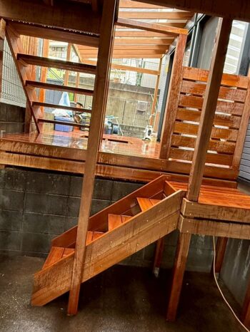 ウッドデッキ施工中