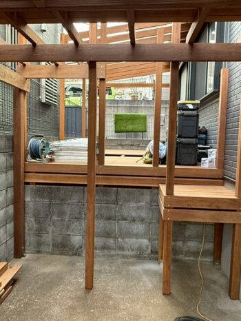 ウッドデッキ施工中