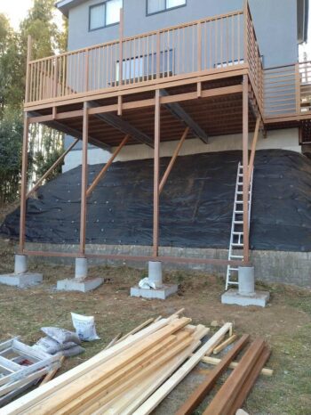 ウッドデッキ施工中