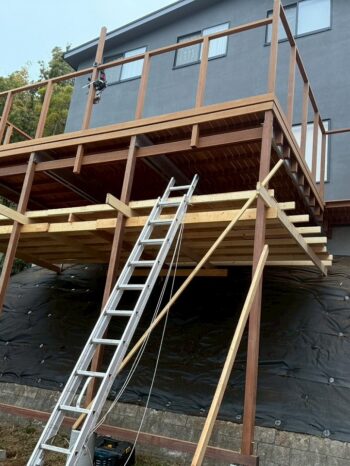 ウッドデッキ施工中