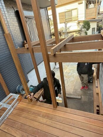 ウッドデッキ施工中