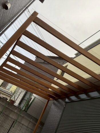 ウッドデッキ施工中