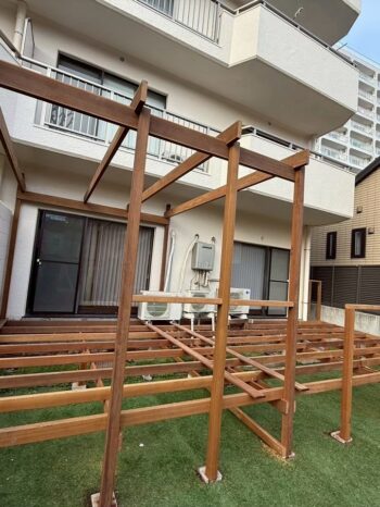 ウッドデッキ施工中