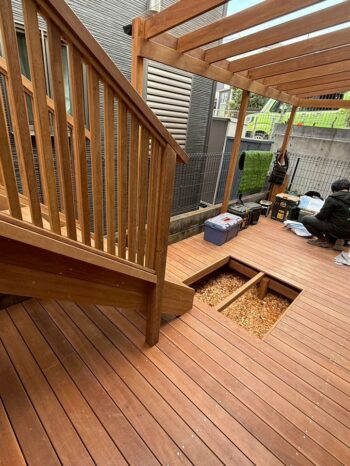 ウッドデッキ施工中