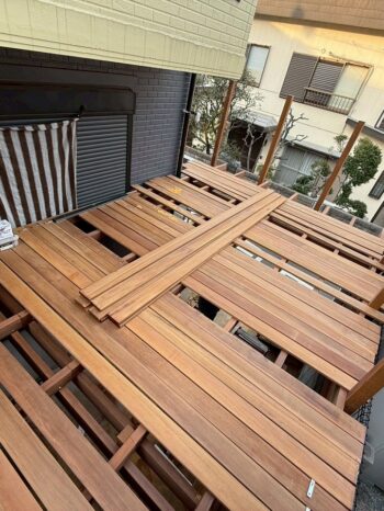 ウッドデッキ施工中
