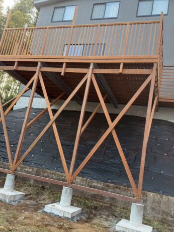 ウッドデッキ施工中