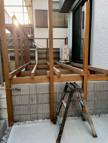 ウッドデッキ施工中